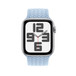 Etunäkymä vaaleansinisestä punotusta Solo Loop ‑rannekkeesta, kuvassa näkyvät Apple Watchin kellotaulu ja Digital Crown