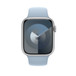 Vaaleansinisessä urheilurannekkeessa näkyy Apple Watch, jossa on 45 mm kuori ja Digital Crown.