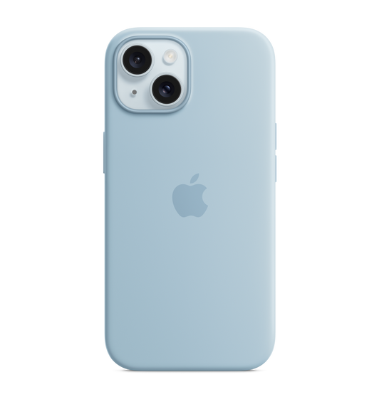 Custodia MagSafe in silicone blu chiaro per iPhone 15, con il logo Apple al centro, agganciata a un iPhone 15 blu che si intravede dall’apertura per le fotocamere.
