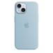 Světle modrý silikonový kryt s MagSafe na iPhone 15, logo Apple vyražené uprostřed, na modrém iPhonu 15, který je vidět ve výřezu pro fotoaparát.