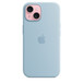Siliconenhoesje met MagSafe voor iPhone 15 in de kleur lichtblauw, geïntegreerd Apple logo in het midden, bevestigd op een iPhone 15 in de kleur roze, die zichtbaar is door de uitsparing voor de camera’s.