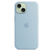 iPhone 15 Silikon Case mit MagSafe in Hellblau, eingelassenes Apple Logo in der Mitte, angebracht am iPhone 15 in Grün, gesehen durch die Aussparung für die Kamera.