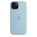 Custodia MagSafe in silicone blu chiaro per iPhone 15, con il logo Apple al centro, agganciata a un iPhone 15 nero che si intravede dall’apertura per le fotocamere.