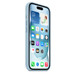 Vue oblique et de face d’une coque en silicone bleu clair avec MagSafe pour iPhone 15 montrant l’ouverture pour le bouton de mise en sourdine et les boutons de volume en silicone. La coque recouvre la totalité des bords de l’iPhone.