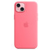 iPhone 15 Plussan pinkki MagSafe-silikonikuori, upotettu Apple-logo keskellä, kiinnitetty pinkkiin iPhone 15 Plussaan, joka näkyy kameralle tehdystä aukosta.