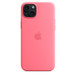 MagSafe-rögzítésű rózsaszín iPhone 15 Plus-szilikontok, közepén az Apple logóval, fekete iPhone 15 Pluson, amely a tok kameranyílásán keresztül látszik.
