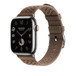Un cinturino Simple Tour Tricot color Beige de Weimar (marrone); sono visibili anche il quadrante e la Digital Crown di Apple Watch.