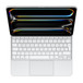 Das iPad Pro ist am Magic Keyboard in Weiß befestigt, weiße Tasten mit grauer Schrift, Pfeiltasten in umgekehrter T‑Anordnung, Reihe mit Funktionstasten, integriertes Trackpad