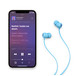 Sluchátka Beats Flex položená vedle iPhonu pro srovnání velikosti.