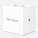 Weißer Versandkarton, schräge Draufsicht, Tragegriff, Text lautet „Mac Studio", Apple Zertifiziert Refurbished