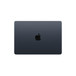 Un MacBook Air chiuso, forma rettangolare, angoli arrotondati, logo Apple al centro, color mezzanotte