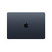 Un MacBook Air chiuso visto dall’alto, forma rettangolare, angoli arrotondati, logo Apple al centro, color argento