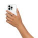 Una mano sostiene un iPhone con el sujetador de Belkin puesto, y usa el anillo del conector magnético para tomarlo de forma más segura.