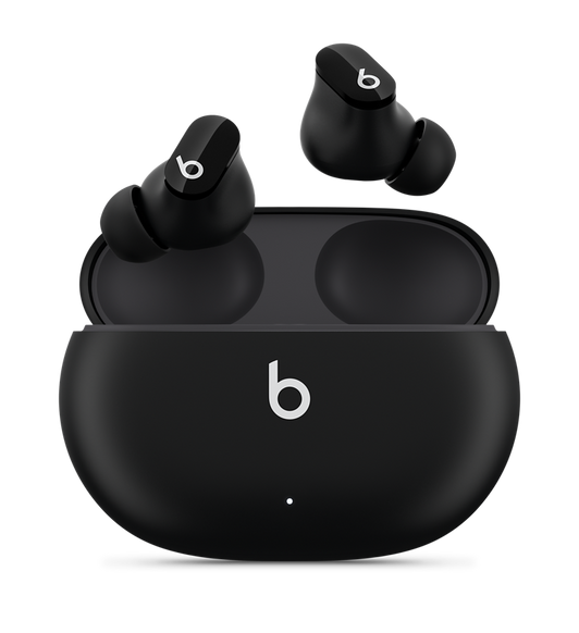 Audífonos inalámbricos Beats Studio Buds negros con cancelación de ruido y el logo de Beats, sobre un estuche de carga.