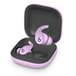 Fones de ouvido sem fio Beats Fit Pro na frente do estojo de recarga compacto.