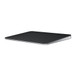 Magic Trackpad negro que muestra su gran superficie de vidrio de borde a borde para que te desplaces y deslices más fácilmente.