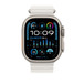 Image montrant le bracelet Océan blanc, une Apple Watch 49 millimètres, le bouton latéral et la Digital Crown