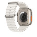 Image du bracelet Océan blanc montrant les capteurs santé et la surface de recharge au dos d’Apple Watch Ultra