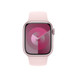 Pulseira esportiva rosa-clara mostrando a caixa de 41 mm e a Digital Crown do Apple Watch.