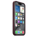 Vistas lateral y frontal en ángulo de la carcasa de FineWoven rojo mora con MagSafe para el iPhone 15 Pro, con Botón de Acción de aluminio y botones de volumen de aluminio, que protege por completo los bordes del iPhone.