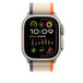 Image montrant le bracelet Sentier orange/beige, une Apple Watch 49 millimètres, le bouton latéral et la Digital Crown