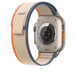 Image du bracelet Sentier orange/beige montrant les capteurs de santé et la surface de recharge au dos d’Apple Watch Ultra