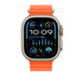 Pulseira Oceano laranja, mostrando a caixa de 49 mm, o botão lateral e a Digital Crown do Apple Watch.