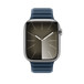 Vue avant du bracelet à maillons magnétique bleu Pacifique montrant le cadran d’une Apple Watch et la Digital Crown