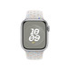 Correa deportiva Nike color platino puro (blanca) de un Apple Watch con caja de 41 mm y Digital Crown.