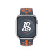 Image montrant le bracelet sport Nike flamme bleue (bleu foncé), une Apple Watch 41 millimètres et la Digital Crown.