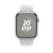 Pulseira esportiva Nike platina (branca) mostrando o Apple Watch com caixa de 45 mm e a Digital Crown.