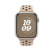 Pulseira esportiva Nike arenito (marrom-clara) mostrando o Apple Watch com caixa de 45 mm e a Digital Crown.
