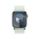 Vue avant du bracelet sport à rabat menthe douce montrant le cadran d’une Apple Watch et la Digital Crown.