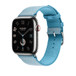 Correa Toile H Simple Tour color Bleu Céleste/Écru (azul) con la carátula de un Apple Watch y Digital Crown.
