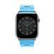 Image montrant le bracelet simple tour bleu céleste, le cadran d’une Apple Watch.