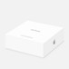 Boîte d’expédition blanche, vue plongeante sur le couvercle, logo Apple sur un côté, inscription indiquant que la boîte contient des AirPods remis à neuf certifiés Apple