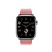 フランボワーズ（ピンク）とエクリュのトワルHシンプルトゥールストラップ。Apple Watchの文字盤が見えている。 