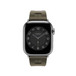 カーキ（緑がかったブラウン）のKilimシンプルトゥールストラップ。Apple Watchの文字盤が見えている。