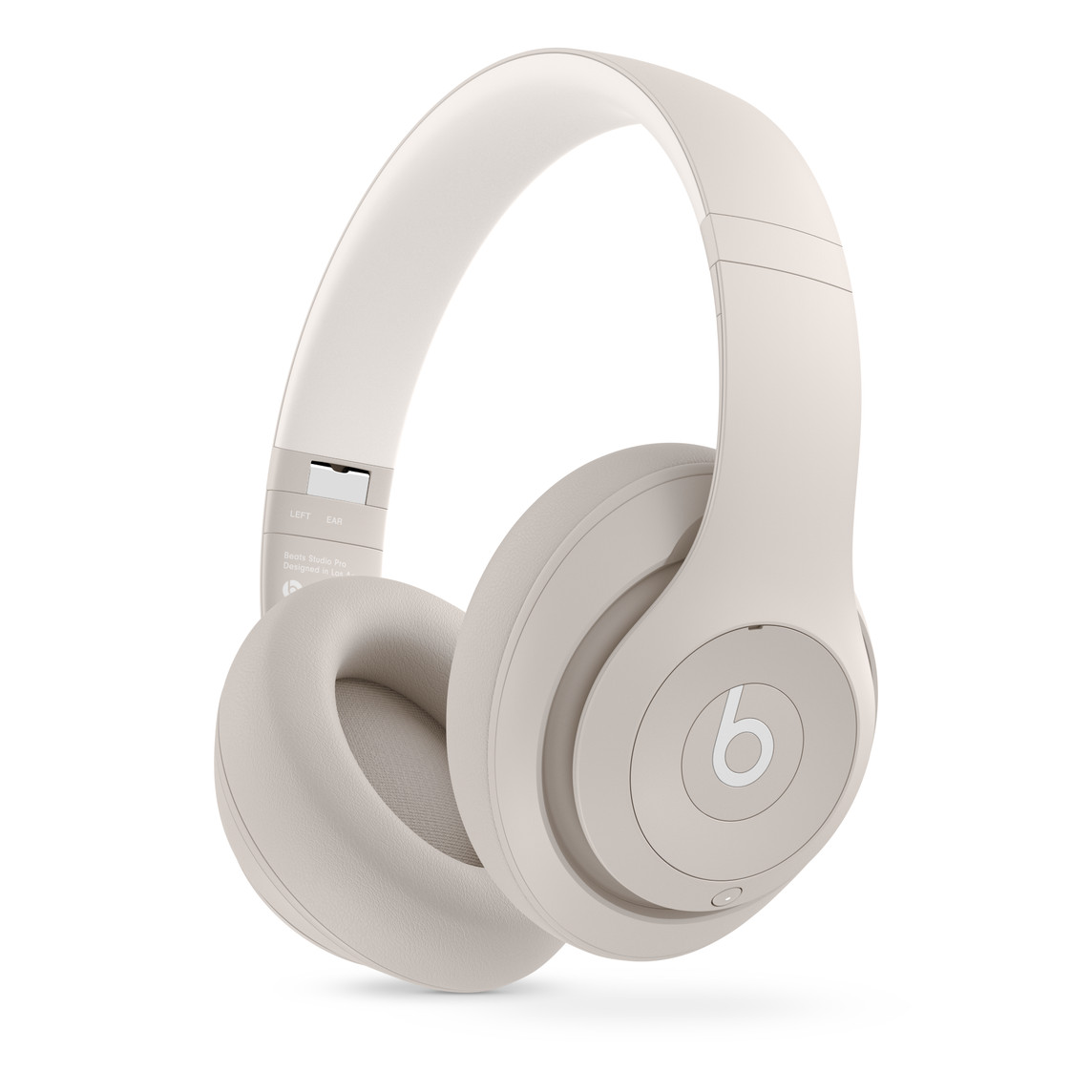 柔沙色 Beats Studio Pro 无线头戴式耳机，具有超柔软的皮革耳罩软垫，佩戴更加舒适耐用。