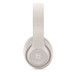 柔沙色 Beats Studio Pro 无线头戴式耳机侧面视图，展示独特的 Beats 标志。