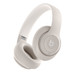 柔沙色 Beats Studio Pro 无线头戴式耳机，以及耳机上的多功能控制按钮。