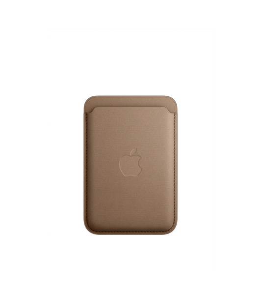 มุมมองด้านหน้าของเคสผ้า FineWoven แบบกระเป๋าสตางค์สำหรับ iPhone พร้อม MagSafe สีน้ำตาลอมเทา โดยมีช่องใส่บัตรที่ด้านบน และมีโลโก้ Apple ฝังอยู่ตรงกลาง