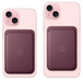 桑椹色 iPhone MagSafe 精細織料銀包，貼合在 iPhone 15，從側邊及底部出現。桑椹色 iPhone MagSafe 精細織料銀包，貼合在粉紅色 iPhone 15 Plus，於中間位置，相機下方。