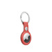 珊瑚色 AirTag 精织斜纹钥匙扣的背面斜侧视图，展示其通过按钮式扣件稳妥固定 AirTag。