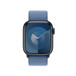 Mặt trước của Dây Quấn Thể Thao Màu Xanh Trời Đông, xuất hiện cùng với mặt Apple Watch và núm xoay digital crown