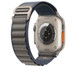 Apple Watch Ultra 뒷면의 건강 센서 및 충전면을 보여주는 블루 알파인 루프