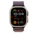 靛藍色登峰手環，並展示 Apple Watch 的 49 毫米錶殼、側邊按鈕及數碼錶冠