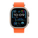 Apple Watch의 49mm 케이스, 측면 버튼, Digital Crown과 함께 보이는 오렌지 오션 밴드