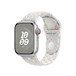 Pure Platinum (白色) Nike 運動型錶帶，展示按插式錶扣的內部構造，肌膚感受舒適自在。