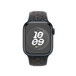 午夜天空色 (黑色) Nike 運動型錶帶，展示 Apple Watch 具備 41 公釐錶殼與數位錶冠。